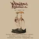 Festivalplakat auf beigem Hintergrund mit handgezeichnetem Schriftzug „Wondrous Relations“. Darunter eine botanische Illustration zweier Pilze mit freigelegten Wurzeln auf dunklem Sockel. Unten stehen Datum und Line-up in brauner Schrift.
