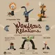 Surreales Festivalplakat auf beigefarbenem Hintergrund mit fantasievollen Mischwesen aus Tieren, Pflanzen und Menschen. Zentrale Schrift „Wondrous Relations“, dazu Naturmotive, Fische und organische Illustrationen. Informationen zu Ort, Datum und freiem Eintritt.