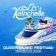 Werbegrafik für das „Kölnchella“ Queer Music Festival. Ein großes weißes Kreuzfahrtschiff fährt über blaues Meer. An Bord sind Pool, Palmen, Bühne mit Lautsprechern und eine rosa Wasserrutsche. Im Bild sind keine Personen erkennbar.